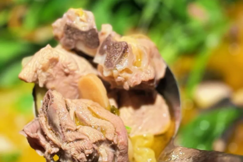 跟著非遺美食游南鄭：酸辣鮮香、肉嫩湯美的泡姜雞。